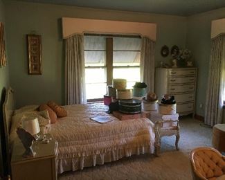 Drexel white painted bedroom suit immaculate condition