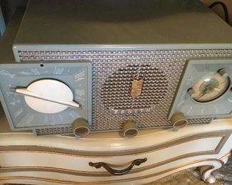 Bakelite mid century modern radio clock excellent condition