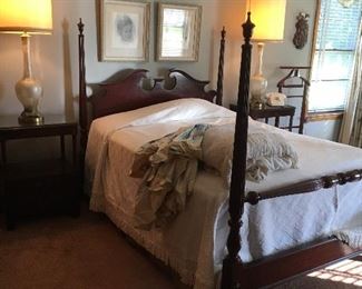 Fantastic Henredon bedroom four poster bed solid mahogany