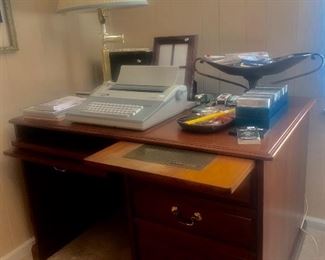 Winner’s Only Inc. computer desk