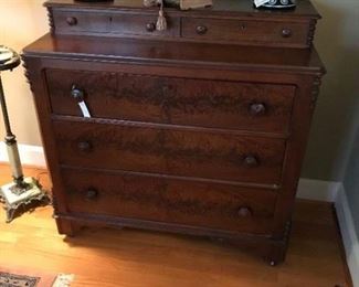 Beautiful walnut Victoria chest circa 1840 with original pulls