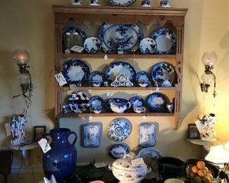 Pine plate rack filled with Flo Blu