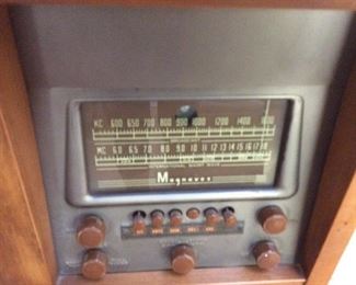 Magnavox radio