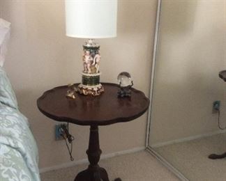 Pair of pie side tables, vintage lamp pair