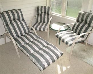 Lawn Furniture/Chaise and Chairs