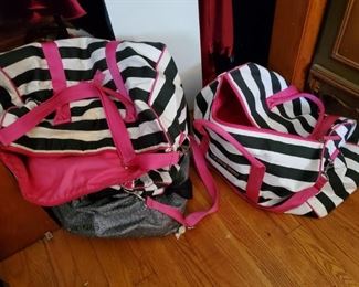 Over 1,000 Victoria Secret Items...….....