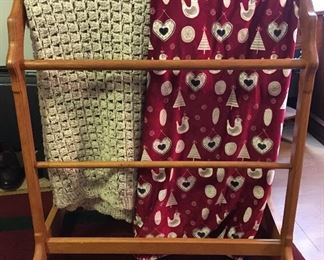 Wood quilt rack