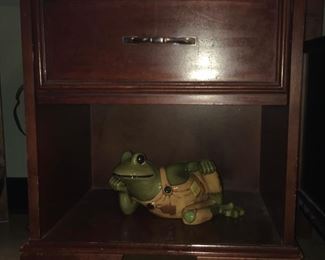 Night stand; ceramic frog