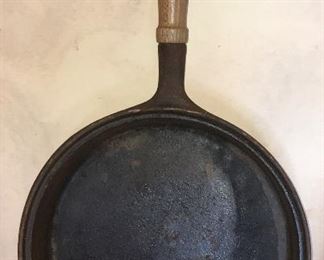 Krischer Country House iron skillet (set of saucepans & skillets with lids)