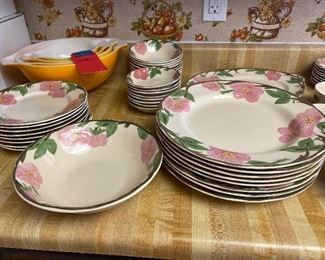 Franciscan Desert Rose Serving for 8 58 pieces excellent no chips 