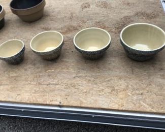 Set of Robinson Ransbottom) mixing bowls (perfect condition).  Made in Roseville, Ohio