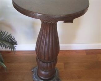 OAK PEDESTAL STAND
