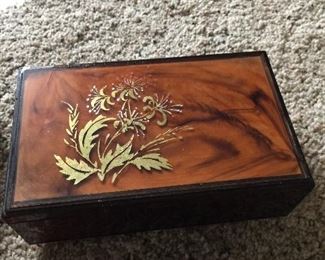 Jewelry and jewelry boxes