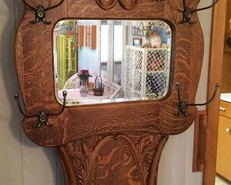 SUPER NICE DETAIL AND TAKE A  LOOK AT THIS FINE QUARTERSAWN OAK IN SUCH BEAUTIFUL CONDITION.