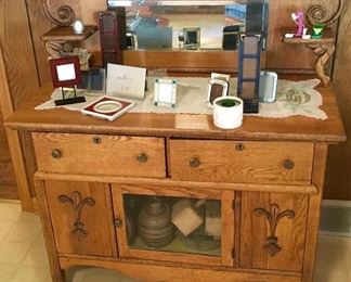 VERY NICE VINTAGE/ANTIQUE OAK ETAGERE. 