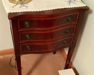 DUNCAN PHYFE STYLE END TABLE.