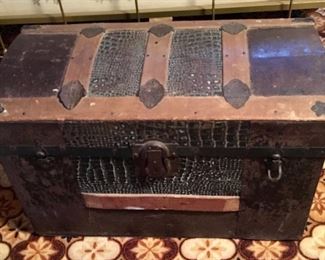 NICE OLD ANTIQUE STEAM SHIP TRUNK