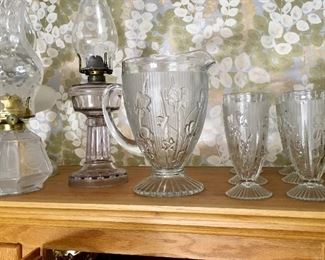 FOSTORIA COIN OIL LAMP, URANIUM GLASS OIL LAMP, & IRIS & HERRINGBONE DEPRESSION GLASS PITCHER & TALL GLASS SET.