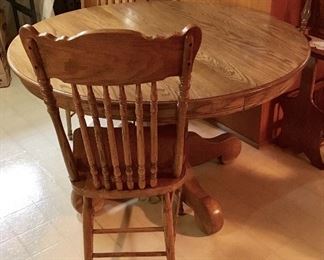 EXCELLENT OAK DINING TABLE & CHAIRS.