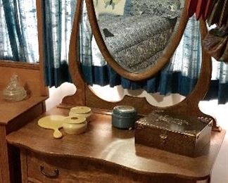 Vintage Wavy front Tiger/Quartersawn Oak NICE Dresser & Oval Mirror.