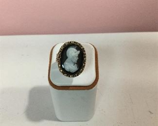 Yellow gold cameo ring