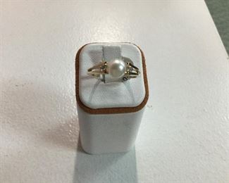 Yellow gold pearl and diamond ring