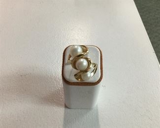 Yellow gold pearl ring