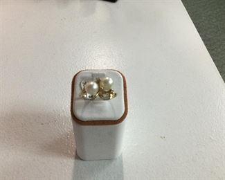 Yellow gold pearl ring