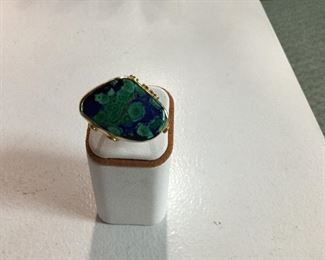 Yellow gold, malachite and azurite ring