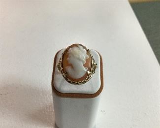 Yellow gold cameo ring