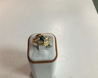 Yellow gold and sapphire ring