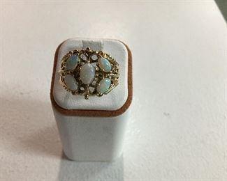 Yellow gold and opal ring