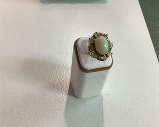 Yellow gold and opal ring