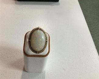 Yellow gold and opal ring