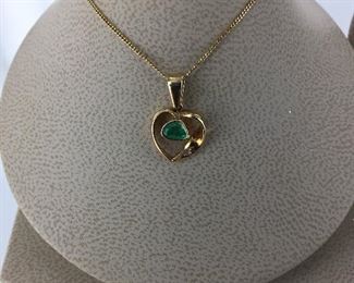 Yellow gold and emerald necklace