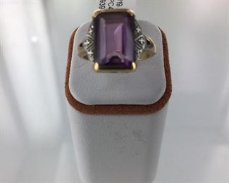 Yellow gold and amethyst ring