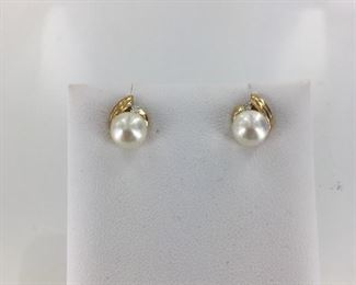 Yellow gold pearl earrings