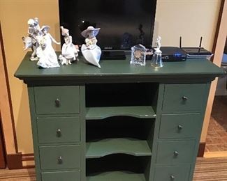 Lladros, small flatscreen, painted cabine