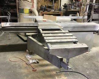 GRIZZLY Large Sliding/moving table saw used for making furniture of any size.