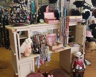 Vintage Jewelry, Displays, Tchotchkes, Hat Boxes & Collectibles 75% off