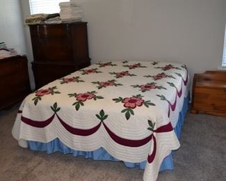 Bed Covers. Like New Murr Maid Queen Size Mattress Set Linsey Line