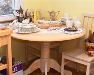 Round Pedestal Kitchen Table with 4 Chairs