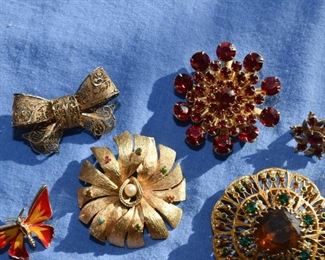 Vintage Brooches / Pins