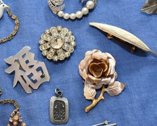 Vintage Costume Jewelry (Brooches, Necklaces, Earrings, Bracelets)