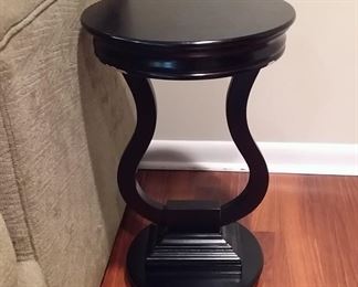 Side Table
Lot #: 69