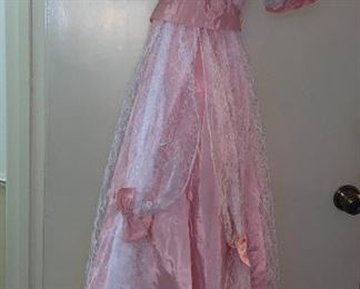 Gorgeous Vintage Dresses!!