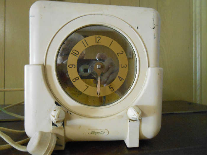 This is a 1930's Majestic Radio 5T All Beetle Radio. The radio does work and has the original plug. A must see!!!