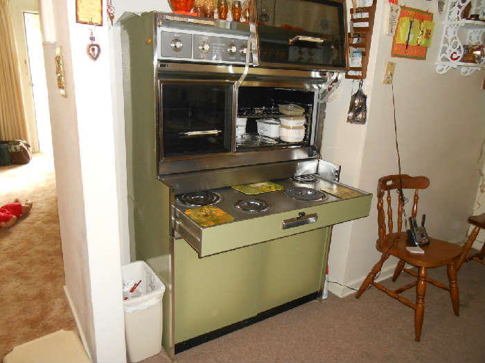 1960's Avocado Green Frigidaire Flair Imperial GE electric range. In MINT condition w/original paperwork. All lights, vents, burners and ovens in excellent working order. 