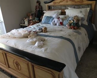Lot's of dolls, stuffed animals.