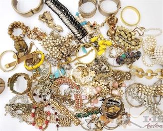 304: Costume Bracelets and more
This collection contains Costume bracelets of different colored and types 
J46 7OF11